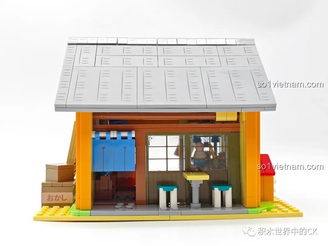 Mặt sau của mô hình Tiệm đồ ngọt Maruko Wekki, để lộ toàn bộ không gian nội thất bên trong.