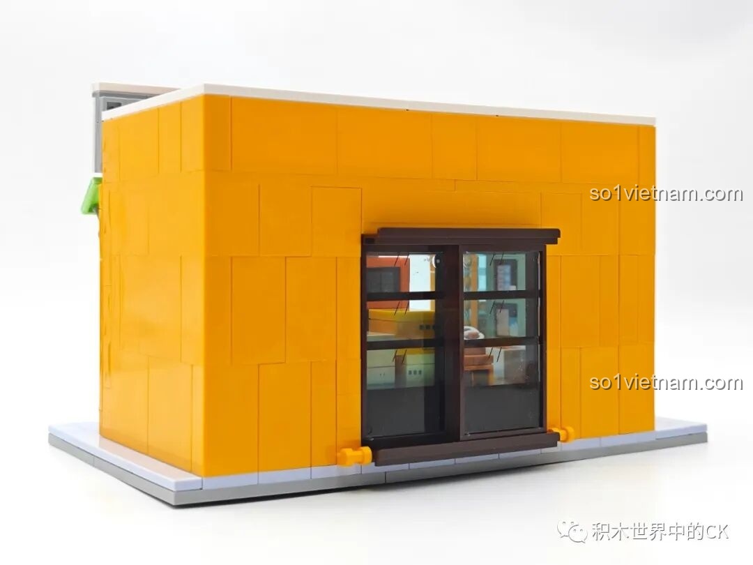 Mặt sau của mô hình Tiệm Tạp Hóa Maruko Wekki, có một cửa sổ trượt cho phép nhìn vào không gian bên trong.