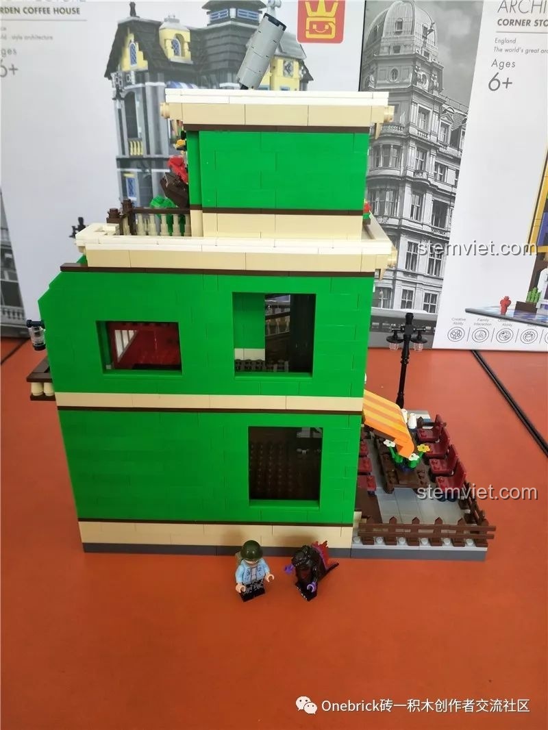 Mặt sau của mô hình WANGE 6313 Nhà hàng BBQ, chủ yếu là các mảng tường xanh trơn.