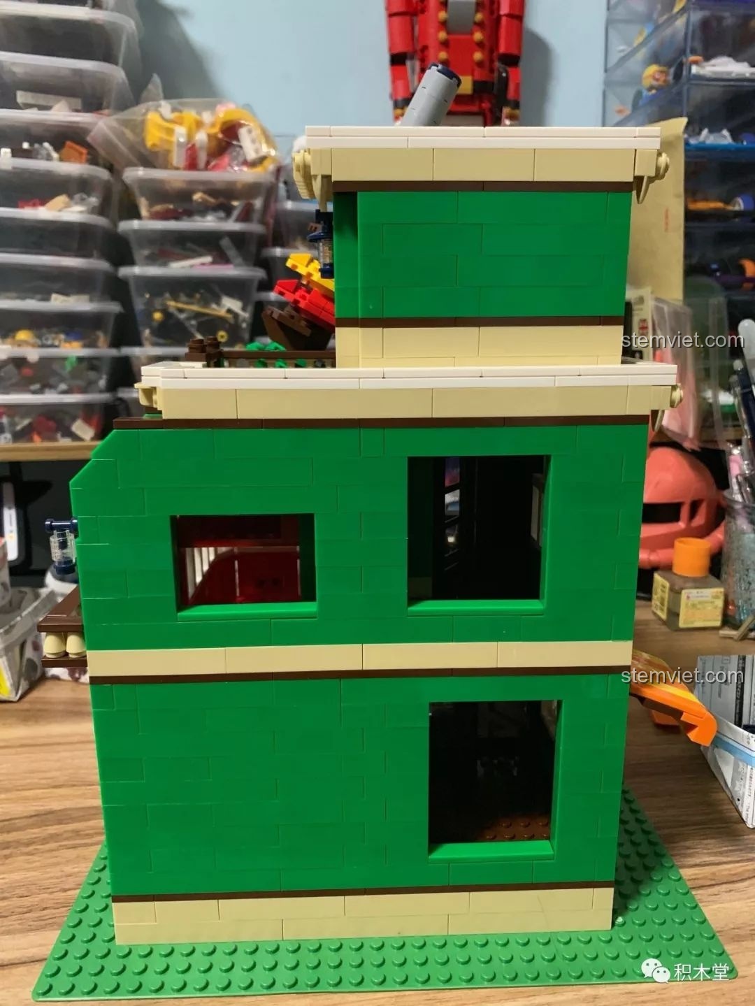 Mặt sau của mô hình WANGE 6313 Tòa nhà phố ẩm thực với các ô cửa sổ lớn để lấy sáng.