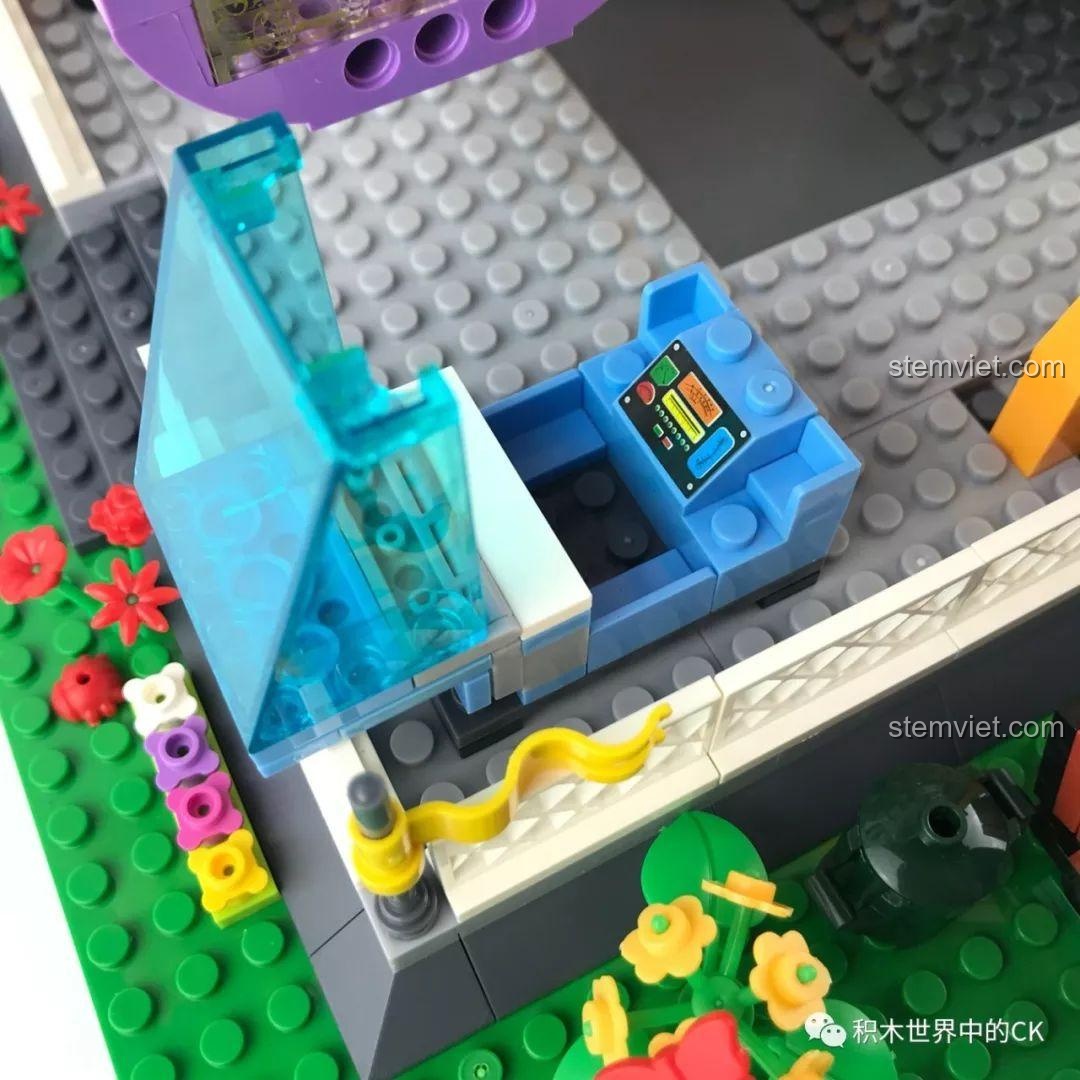 Mặt sau của mô hình Vòng Quay Mặt Trời Winner 7036 với tay quay và cơ chế truyền động.