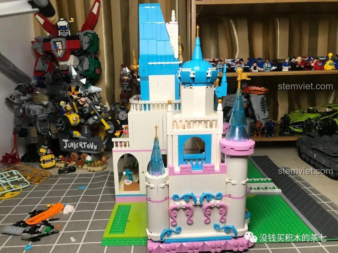 Mặt sau của lâu đài được mở ra, để lộ toàn bộ nội thất của các phòng bên trong.