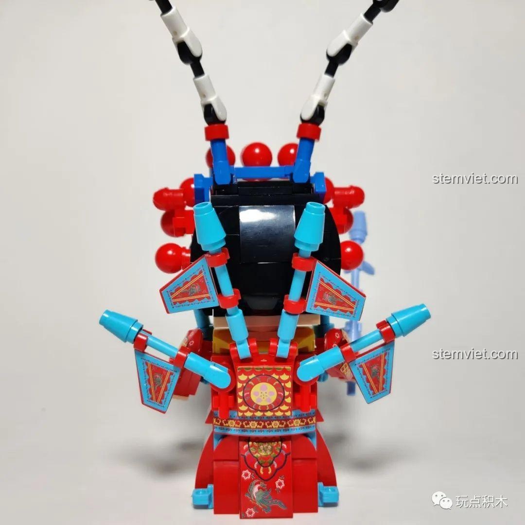 Mặt sau của mô hình Mộc Quế Anh Sluban B0761-06 hoàn thiện, với các họa tiết trang trí trên lưng áo.