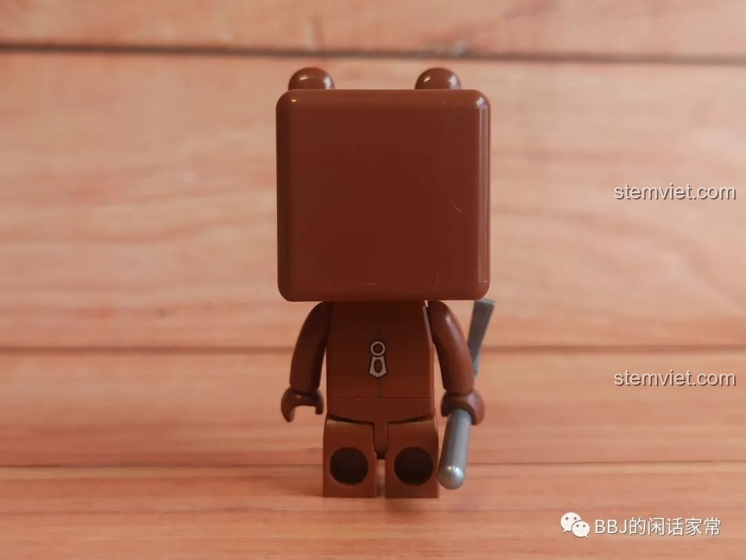 Mặt sau của nhân vật Bé Gấu trong bộ QMAN 4906 với chi tiết khóa kéo, một điểm cộng trong bài nhận xét.