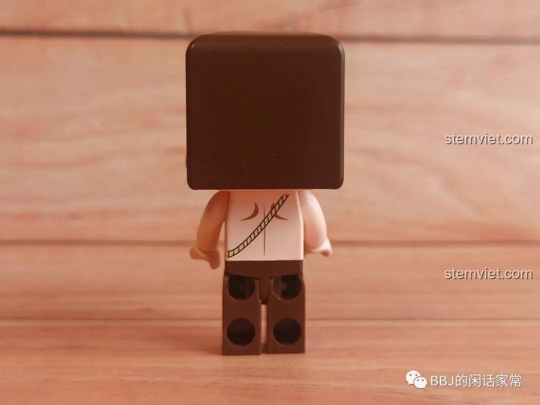 Mặt sau của nhân vật Tù trưởng trong bộ QMAN 4906 với các chi tiết in sắc nét, thể hiện chất lượng sản phẩm.