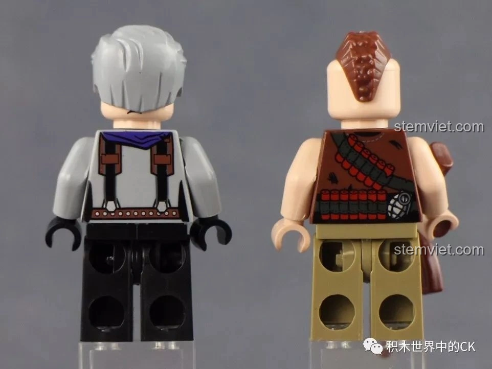 Mặt sau của hai nhân vật phản diện trong bộ Qman 3208 Chiến Dịch Thiên Mạc, hiển thị chi tiết trang phục và phụ kiện.