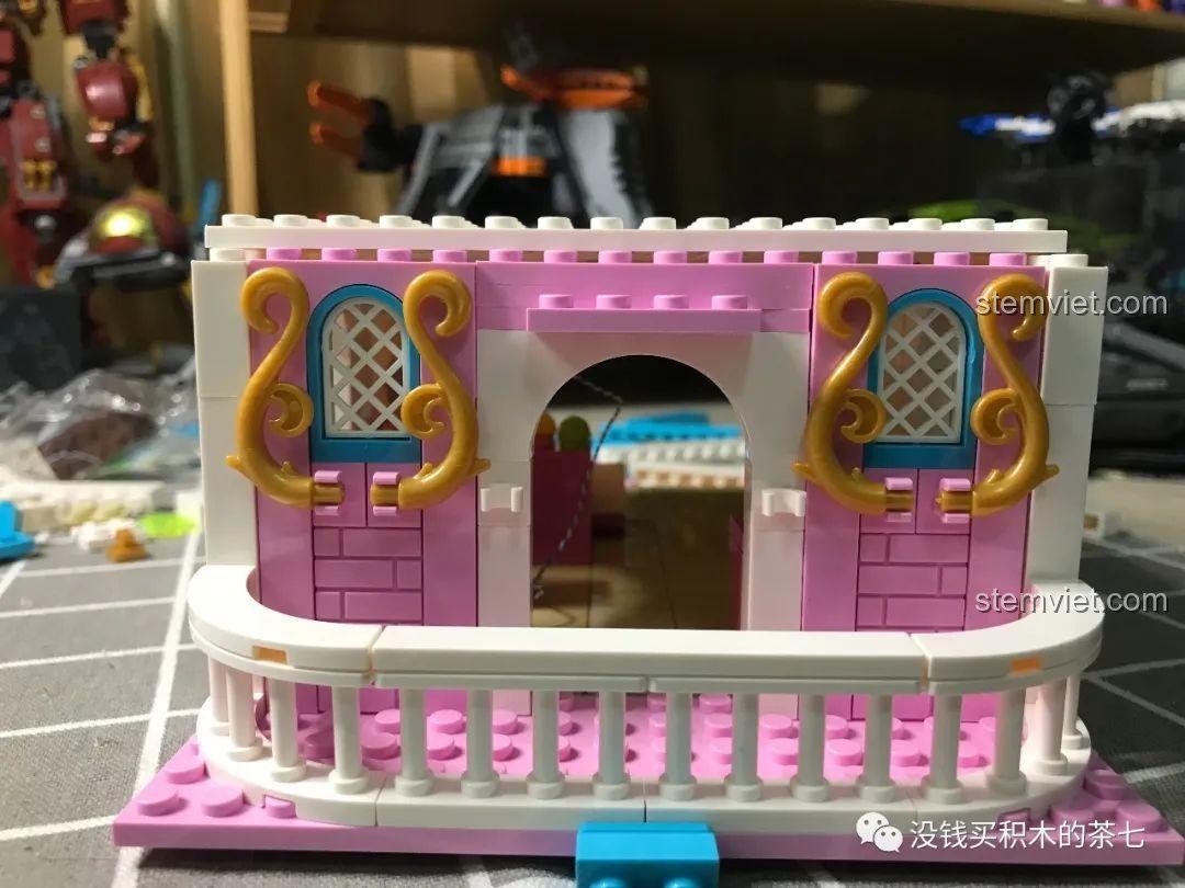 Mặt sau của khối phòng ngủ tầng hai, cho thấy lối ra vào và cấu trúc tường.