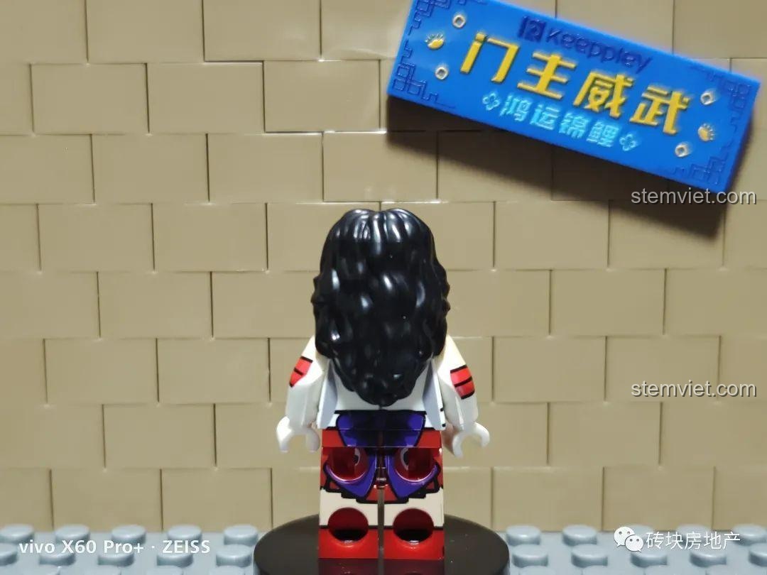 Mặt sau của minifigure Thủy Thủ Sao Hỏa Rei Hino, với chiếc nơ màu tím nổi bật trên nền trang phục trắng.