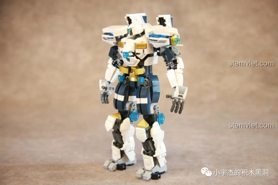 Mặt sau của mô hình Robot Băng Phong Bảo Vệ Sluban M38-B1151, cho thấy các chi tiết giáp và cấu trúc.