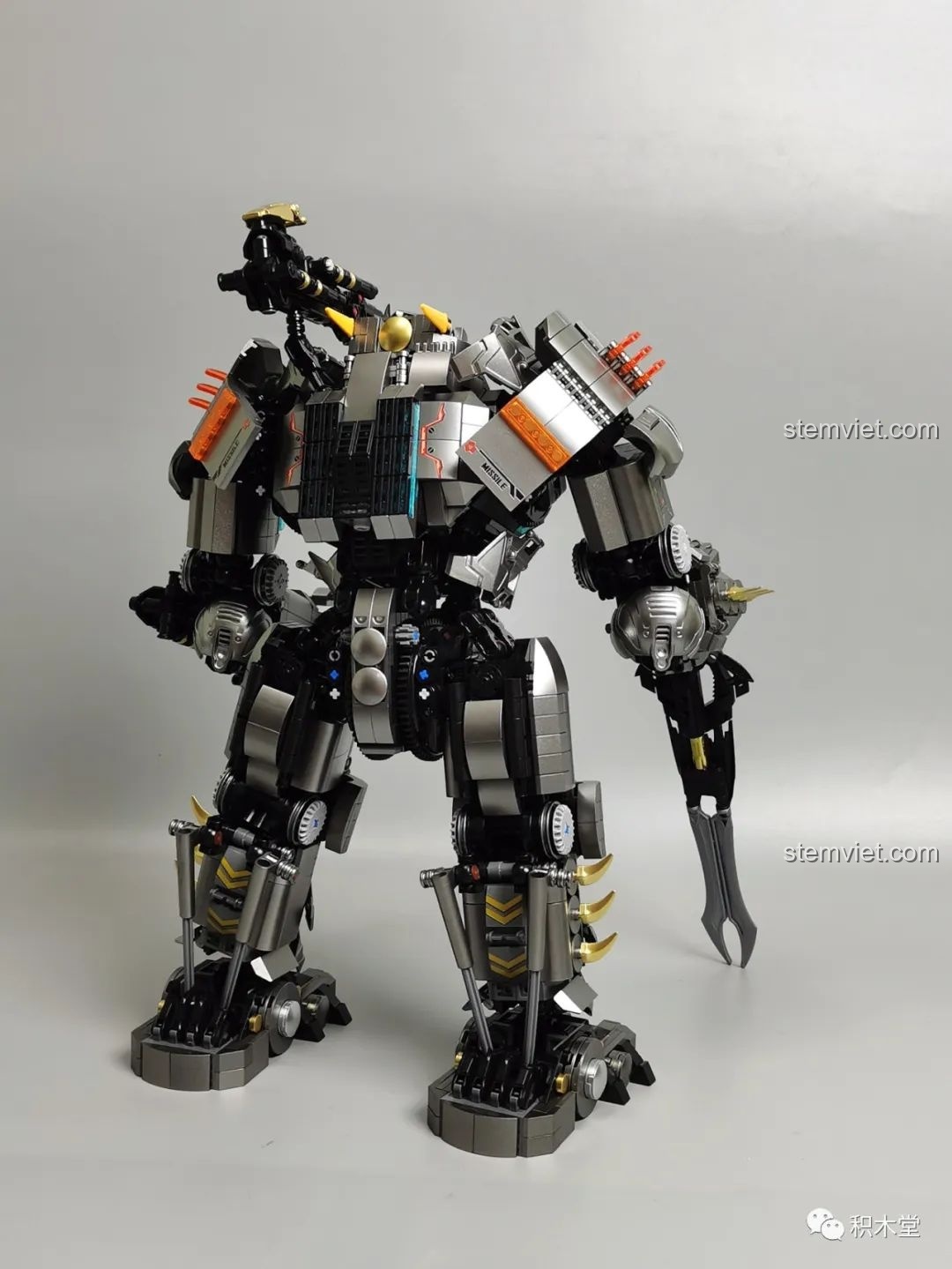 Mặt sau của mô hình Robot Batmech Hạng Nặng Justice Buster, khoe các chi tiết cơ khí và hệ thống tản nhiệt.