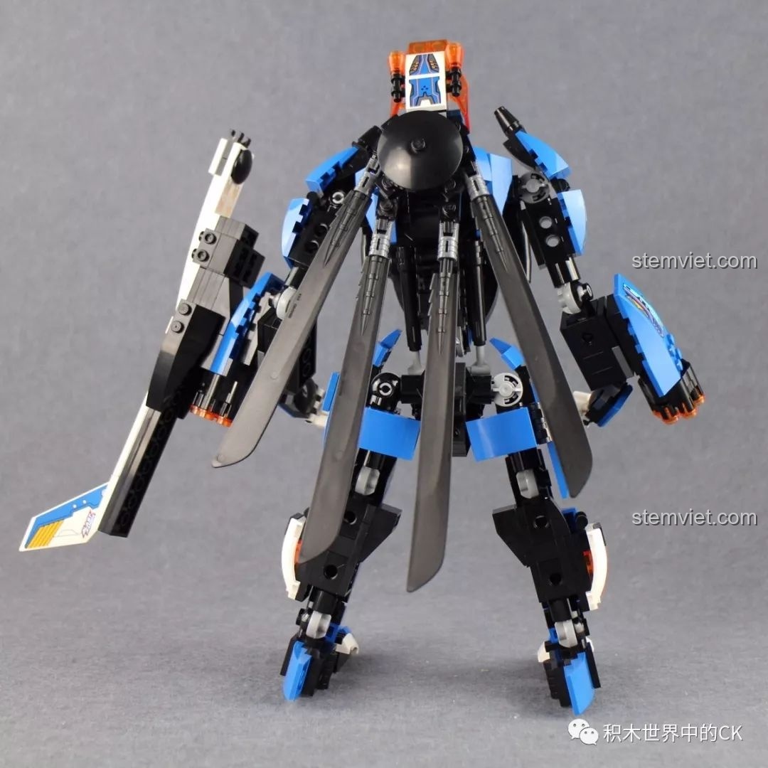 Toàn cảnh mặt sau của robot Blade Warrior QMAN 3302, cho thấy sự đối xứng và kết cấu vững chắc của mô hình.