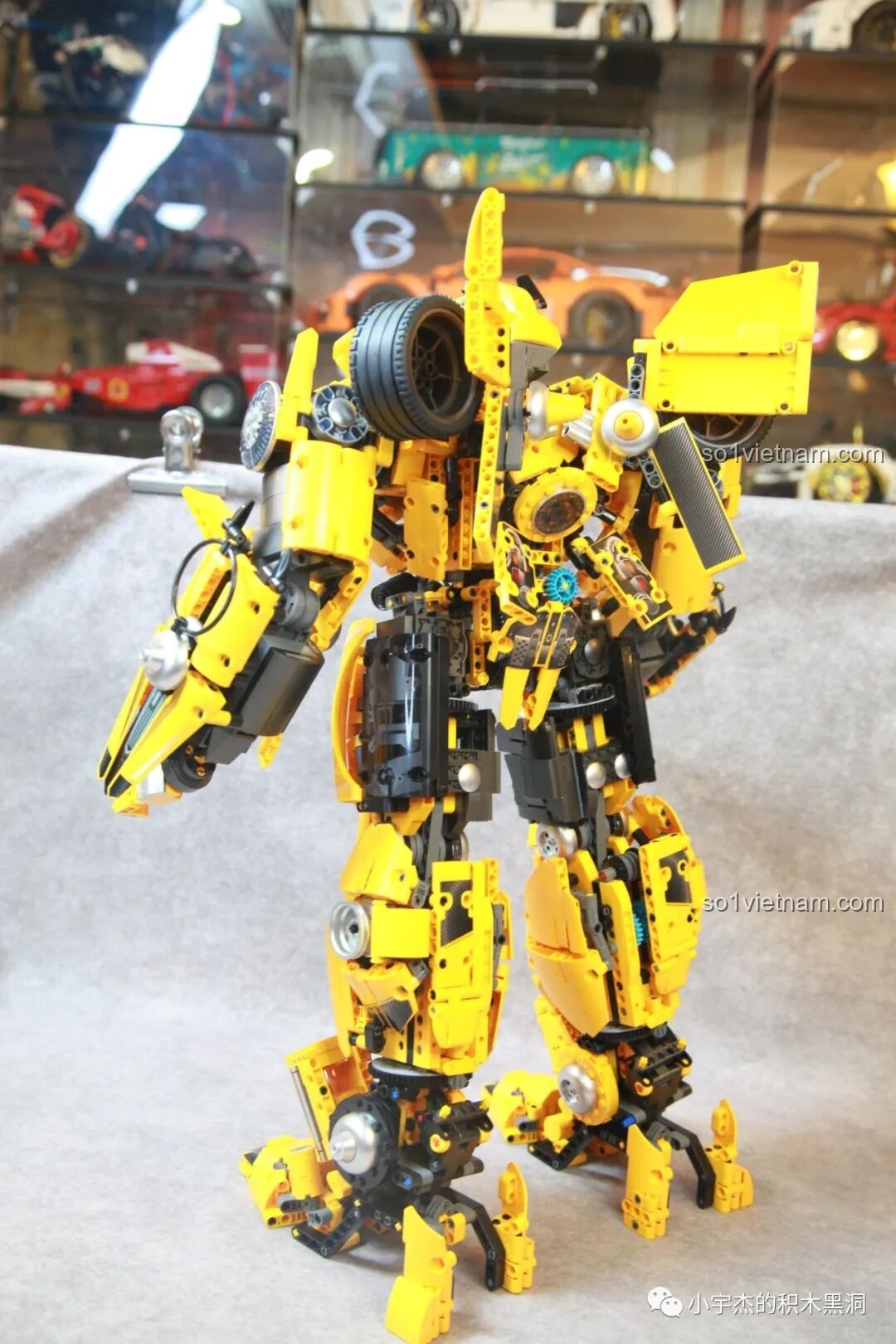 Mặt sau của mô hình Robot Bumblebee K-BOX V5007, với hai cánh cửa xe đặc trưng và các chi tiết máy móc.