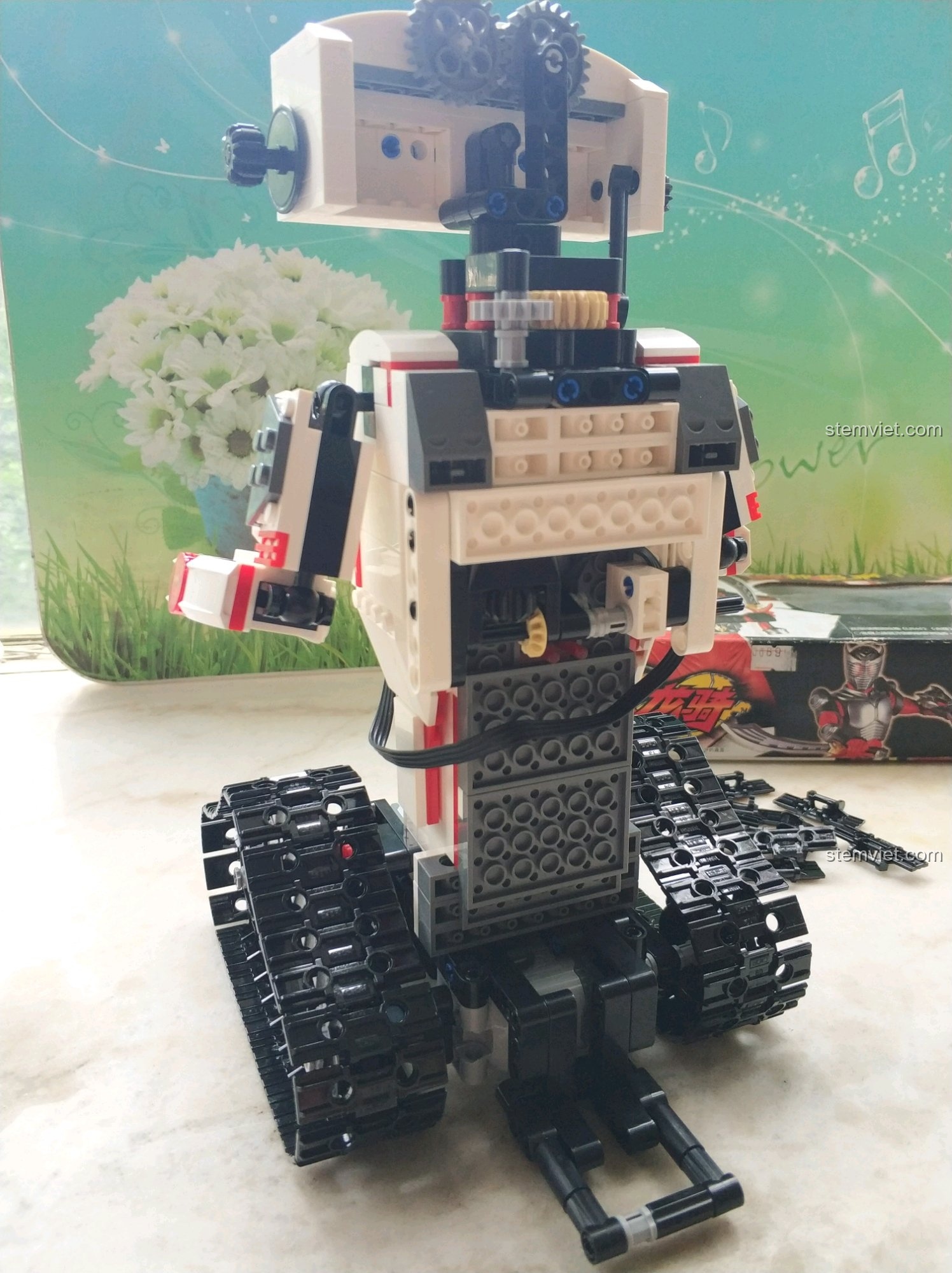 Mặt sau của mô hình Robot KAKA C51027, để lộ cấu trúc cơ khí và hệ thống dây điện bên trong.