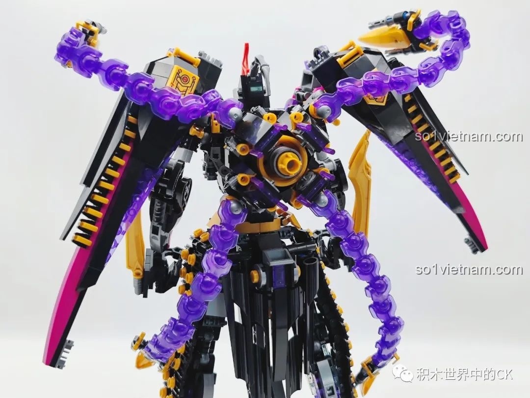 Mặt sau của robot Kỵ Sĩ Tai Ương, các chi tiết cánh và đuôi rồng được thiết kế tinh xảo, tăng thêm vẻ hầm hố cho mô hình.