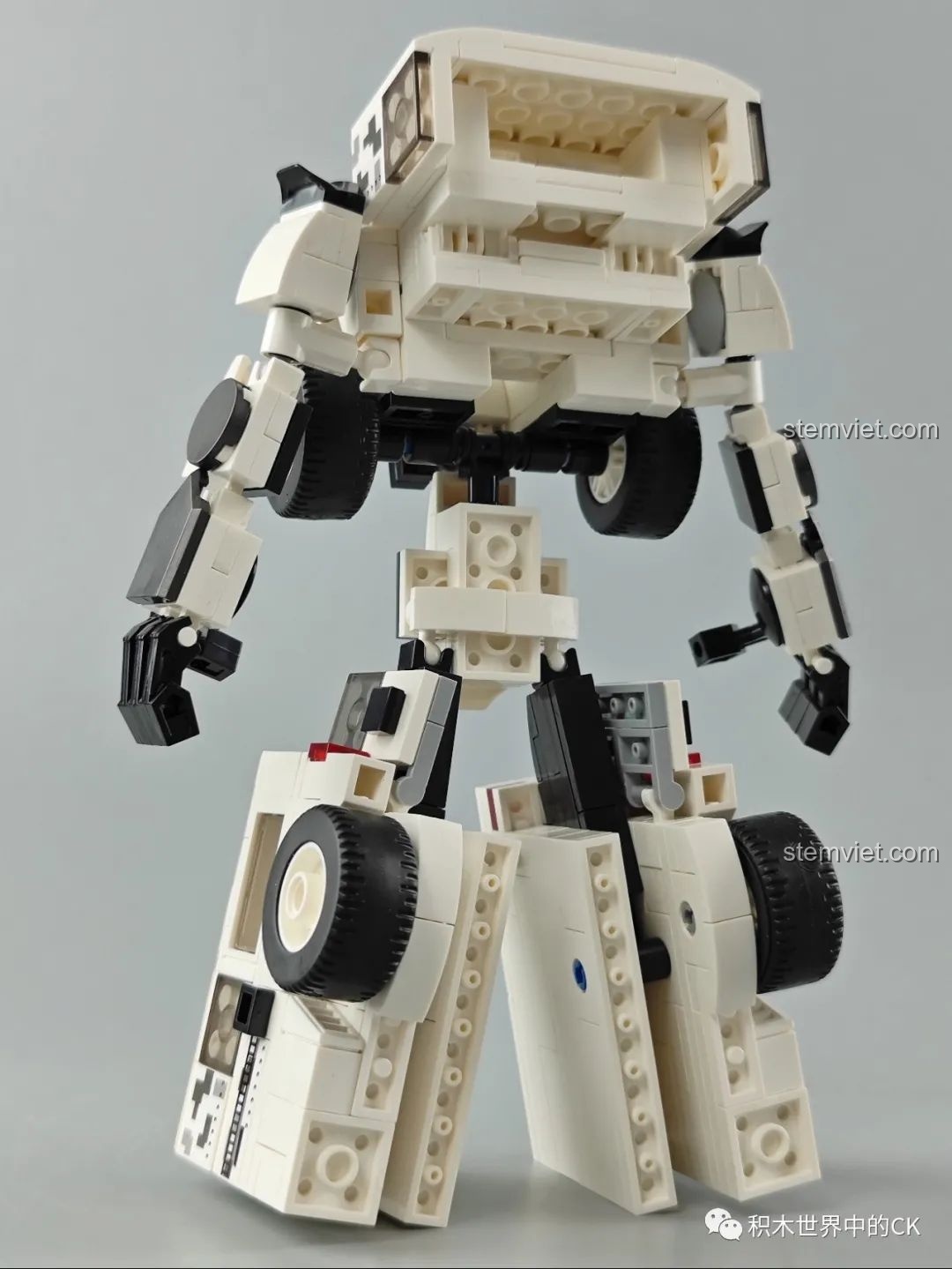 Mặt sau của robot biến hình từ xe quân sự Zhegao QL0175, các chi tiết được sắp xếp hợp lý.