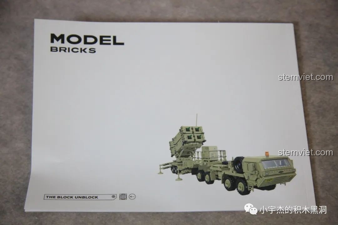 Mặt sau của sách hướng dẫn lắp ráp bộ đồ chơi mô hình Xe Tải Tên Lửa M983 cho trẻ em trên 18 tuổi.
