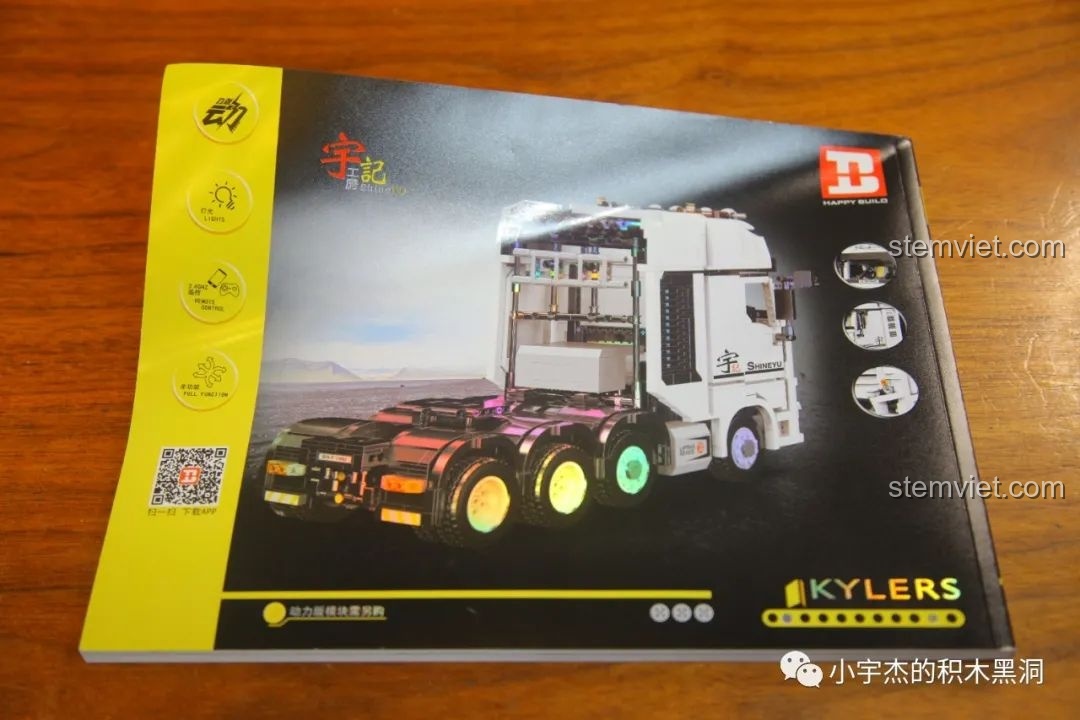 Mặt sau sách hướng dẫn của bộ lắp ghép Xe Tải Hạng Nặng Mercedes-Benz YC-QC007, hiển thị các tính năng và chi tiết kỹ thuật.