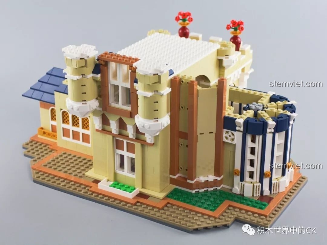 Mặt sau của tầng hai bộ đồ chơi xây dựng Lâu đài công chúa Mould King với các chi tiết cửa sổ.