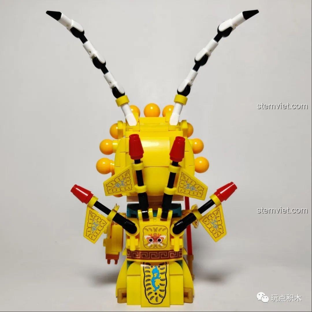 Mặt sau của mô hình Tề Thiên Đại Thánh Sluban B0761-05 hoàn thiện, nổi bật với các lá cờ lệnh.
