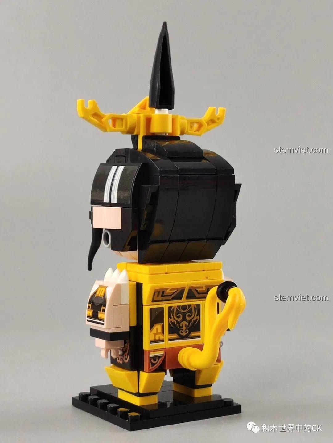 Mặt sau mô hình lắp ráp Thân Công Báo Zhegao QL2303, cho thấy chi tiết trang phục và sừng.