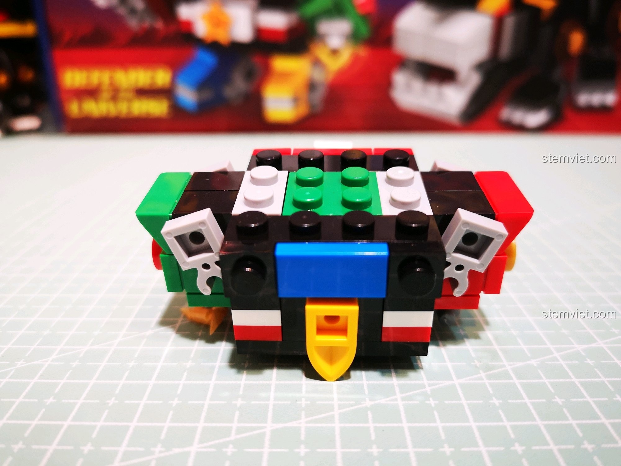 Mặt sau của phần thân robot Voltron từ bộ Decool 8002.