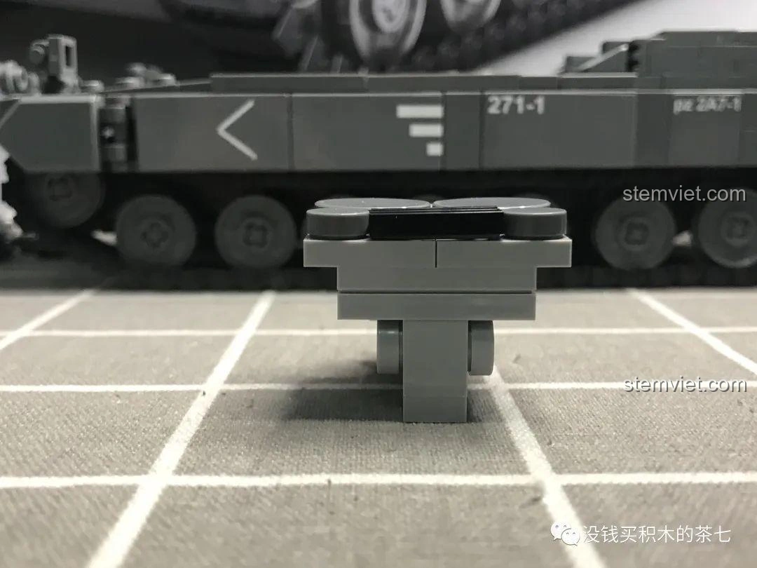 Mặt sau của thân xe tăng Jiazhi 0104 Leopard 2A7+ đã hoàn thành, thể hiện phần đuôi xe và hệ thống tản nhiệt.