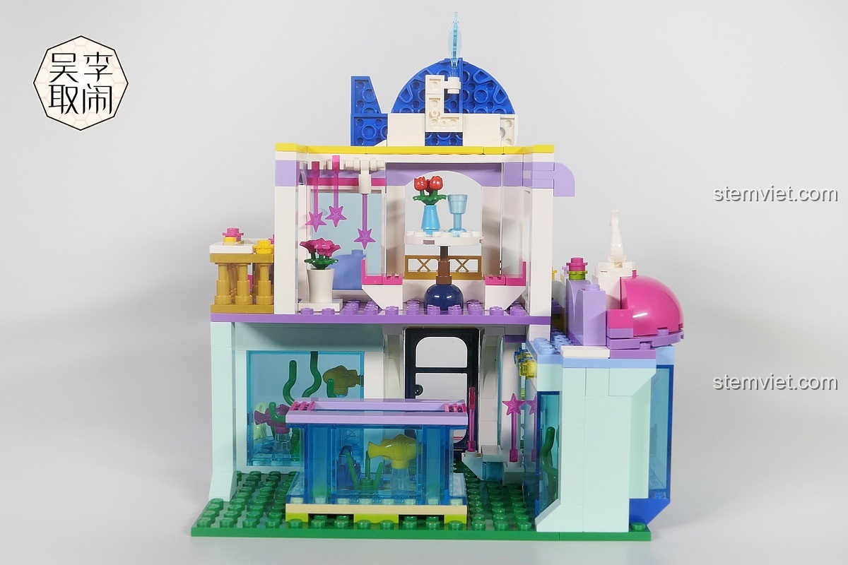 Mặt sau của mô hình Thủy cung Cá Voi Xanh QMAN 2012 hoàn chỉnh, lộ nội thất bên trong.