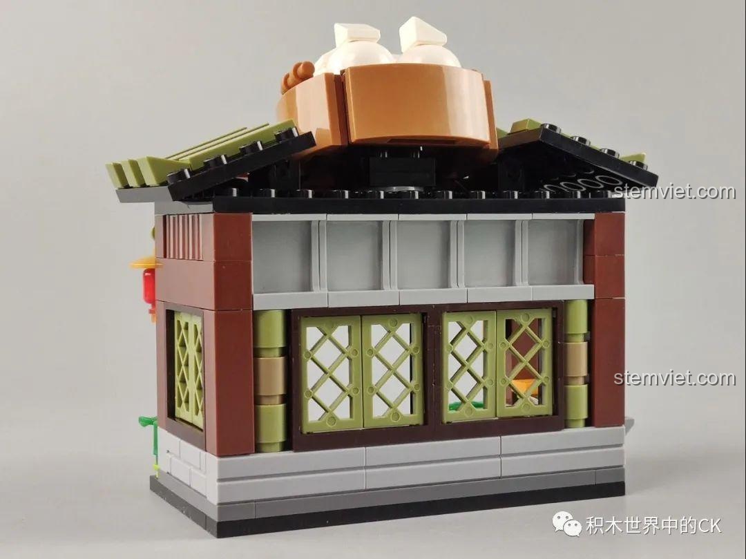 Mặt sau của mô hình Tiệm Bánh Bao Vô Song QMAN 72012, thể hiện kiến trúc truyền thống.