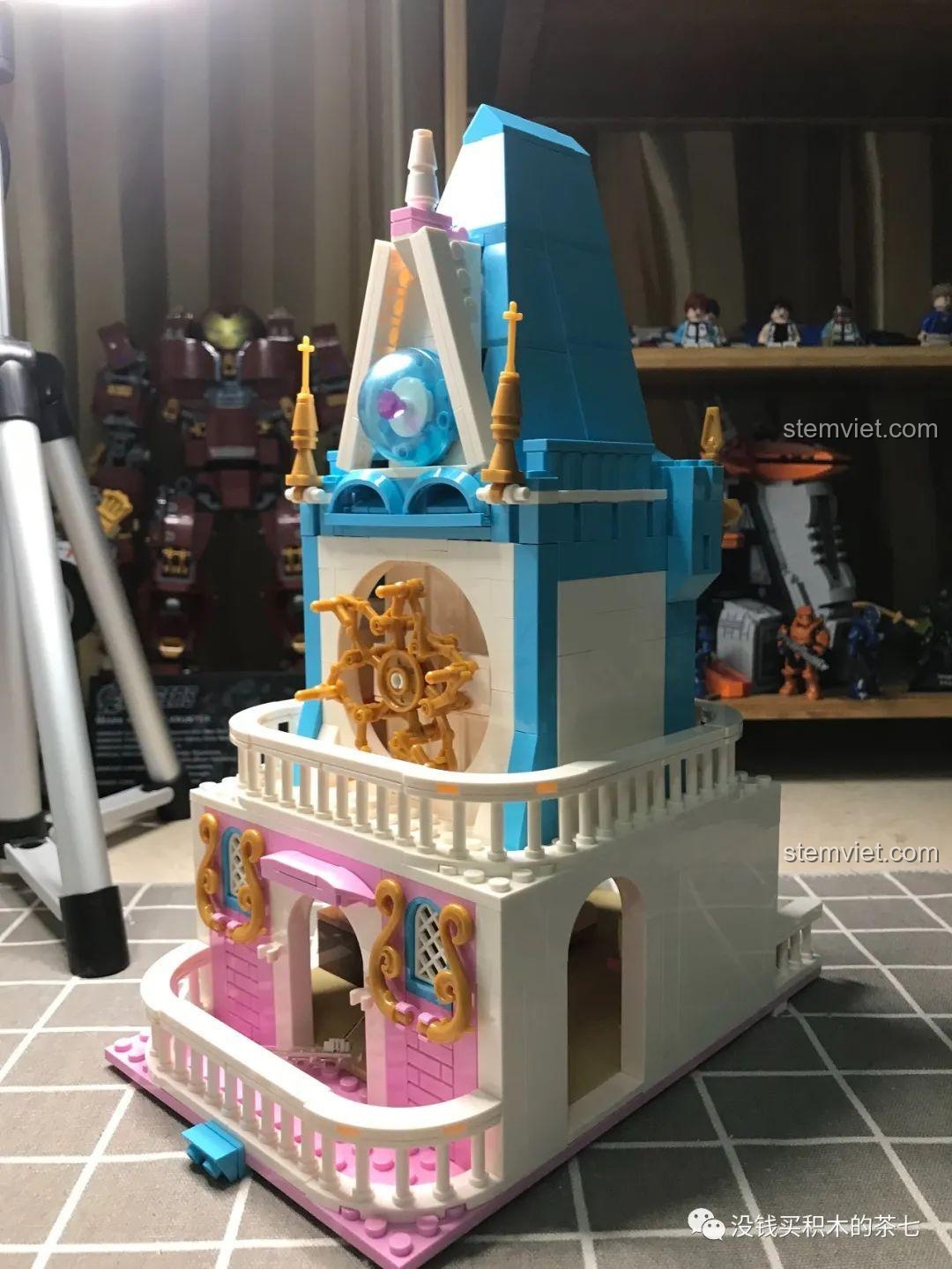 Mặt sau của tòa tháp chính, để lộ nội thất của phòng ngủ và phòng giải trí.