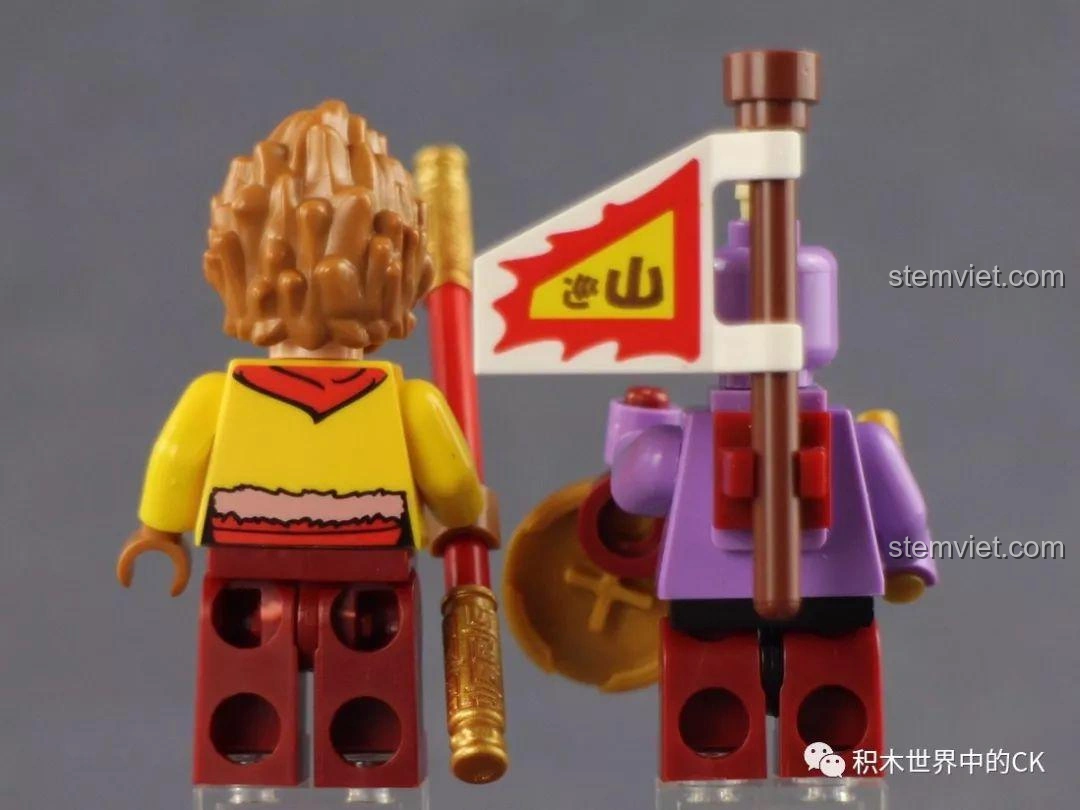 Mặt sau của nhân vật Tôn Ngộ Không và Tiểu Toản Phong trong bộ lắp ráp QMAN 3805 Tây Du Giáng Ma Ngộ Không Truyền.