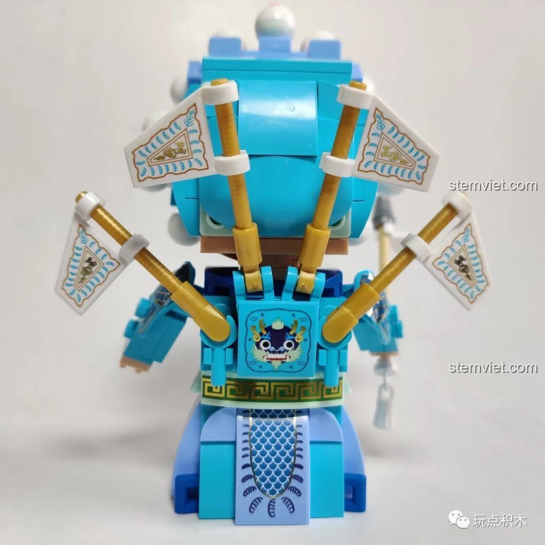 Mặt sau của mô hình Triệu Tử Long Sluban B0761-07 hoàn thiện, với các lá cờ trắng và họa tiết rồng.