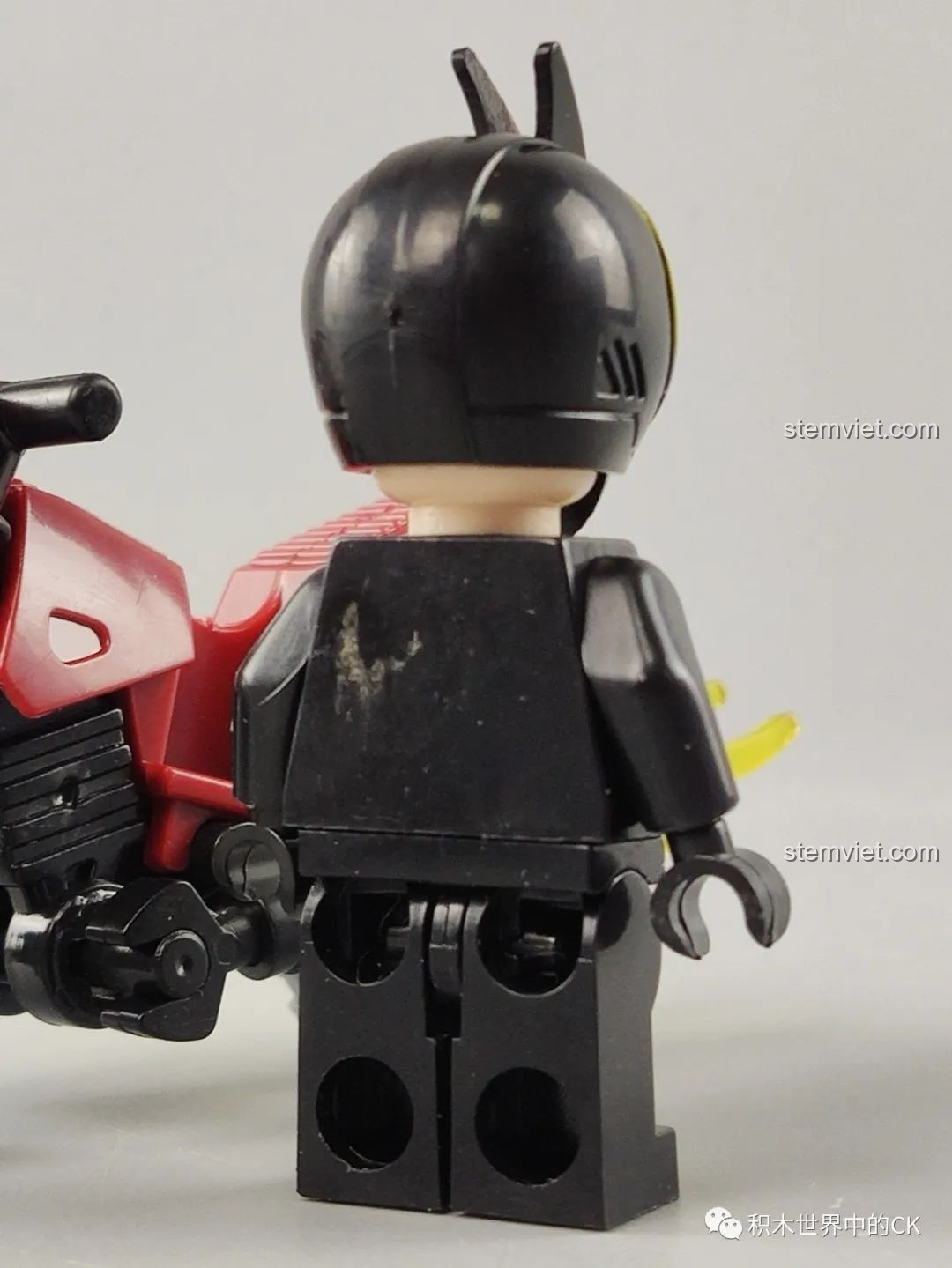 Mặt sau của minifigure Kamen Rider Zi-O cho thấy phần lưng trống trơn, không có chi tiết in, một điểm trừ của bộ 818 82232.