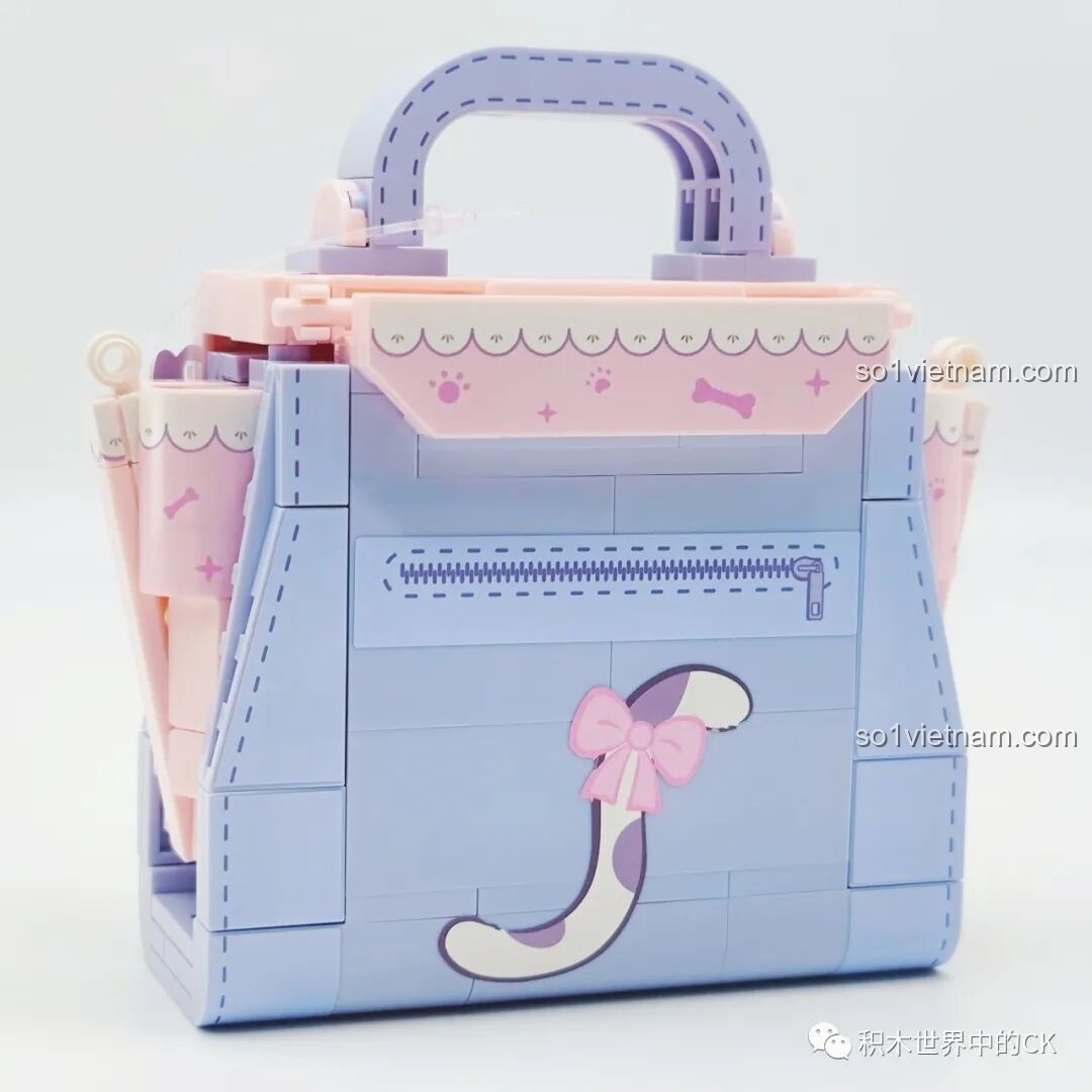 Mặt sau của túi xách Mèo Wekki 516908 được trang trí với hình đuôi mèo và khóa kéo giả.