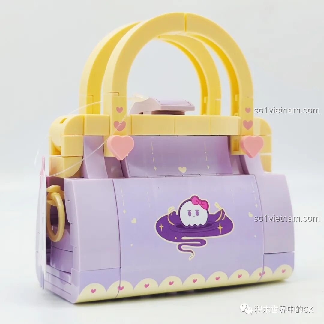 Mặt sau của túi xách Wekki 516910 được trang trí bằng hình hồn ma trên mây và các chi tiết trái tim.