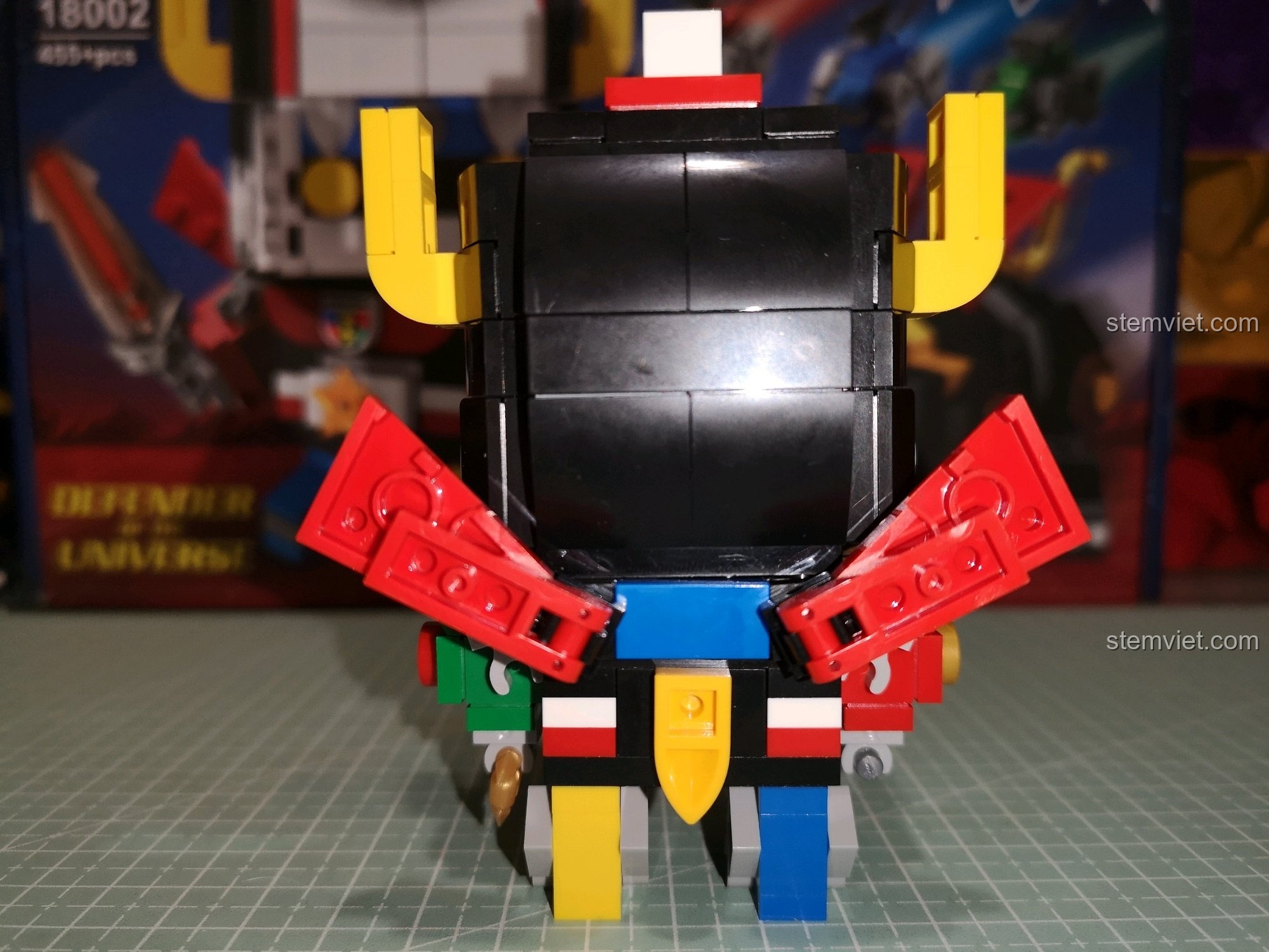 Mặt sau của Voltron dưới ánh sáng khác, chi tiết rõ ràng hơn.