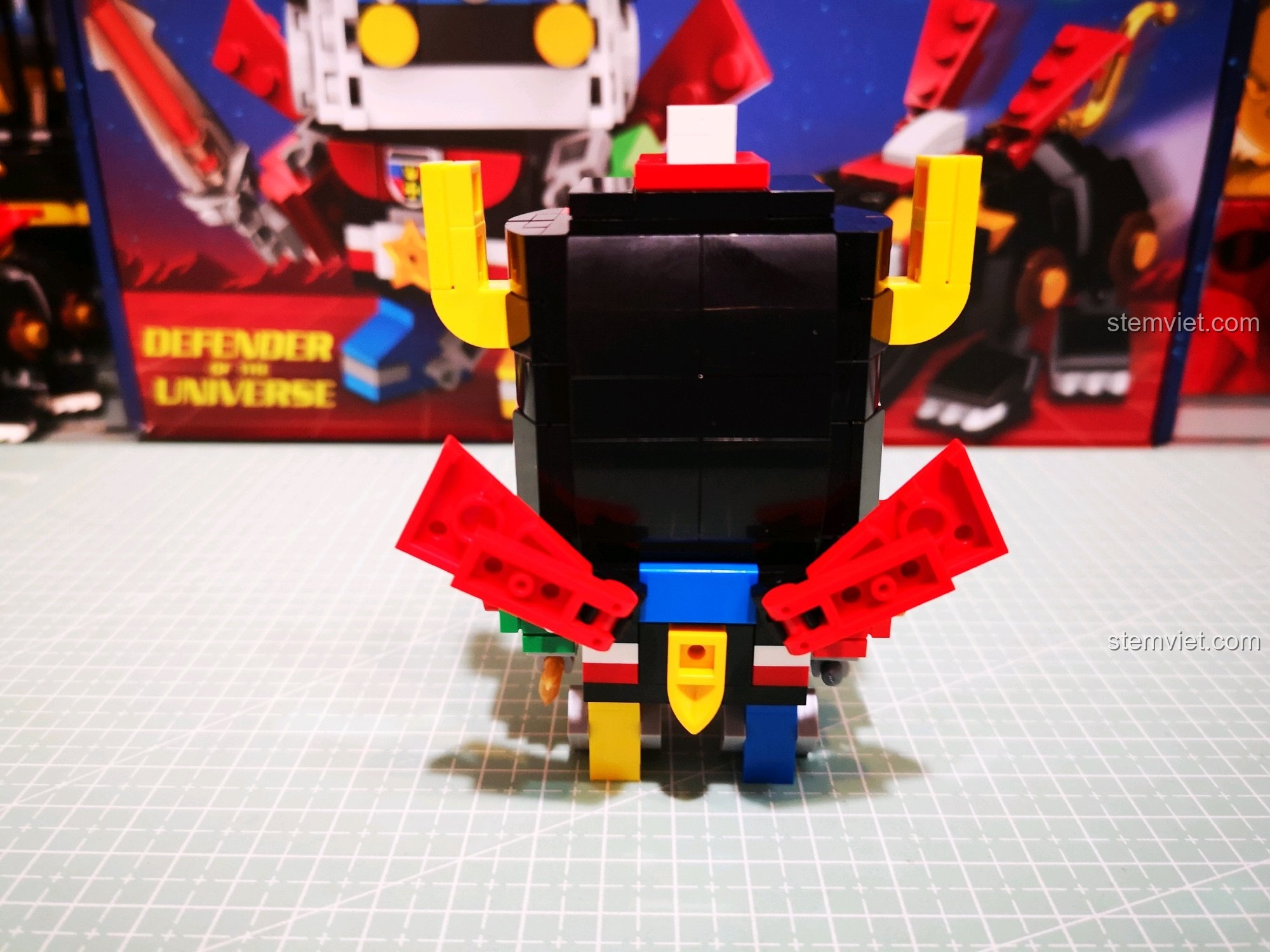 Mặt sau của mô hình Voltron, nổi bật với đôi cánh đỏ.