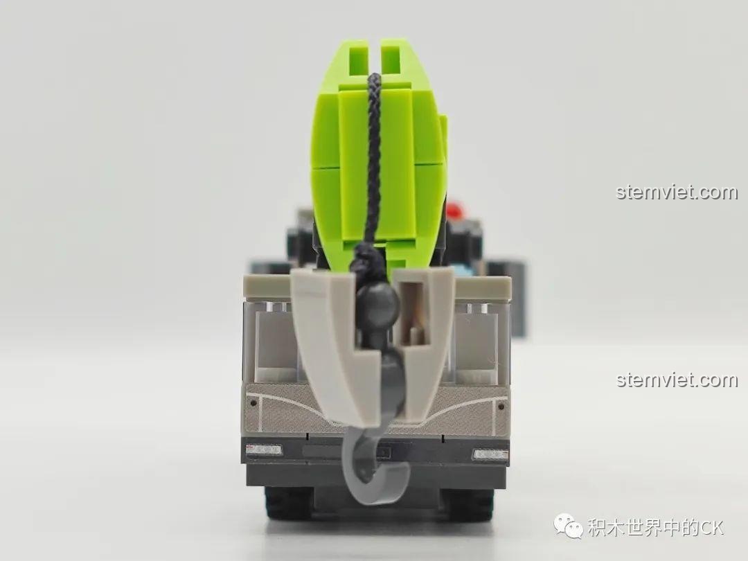 Mặt sau mô hình xe cẩu SEMBO 705101 Zoomlion, thiết kế gọn gàng, các chi tiết nhỏ như đèn hậu được tái hiện chính xác.