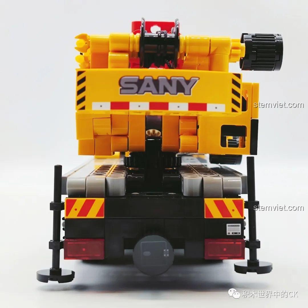 Mặt sau của mô hình Xe Cẩu Tải SANY STC120T5 với các chân chống đã được hạ xuống.
