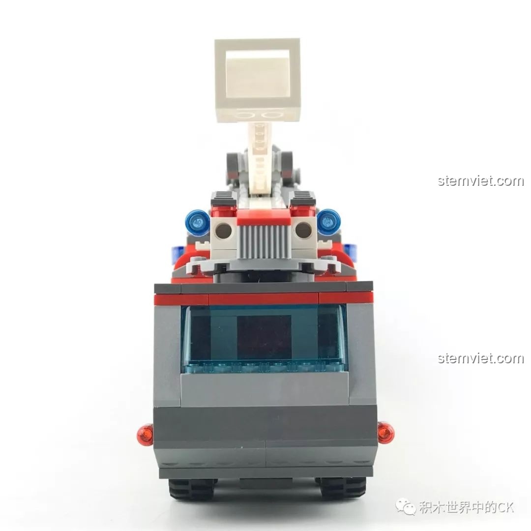 Mặt sau của xe cứu hỏa QMAN 2809, cho thấy phần đuôi xe và thang nâng được gập lại.