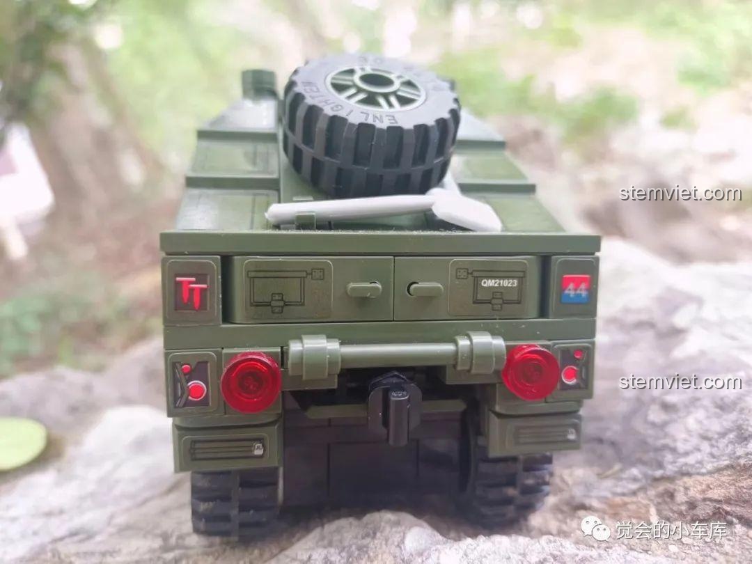 Góc nhìn phía sau của xe Morris C8 QMAN 21023, với cửa sau, đèn hậu và móc kéo.