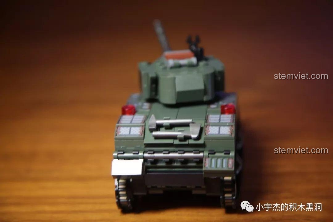 Góc nhìn từ phía sau của mô hình xe tăng M5 Stuart, thể hiện các chi tiết đuôi xe.