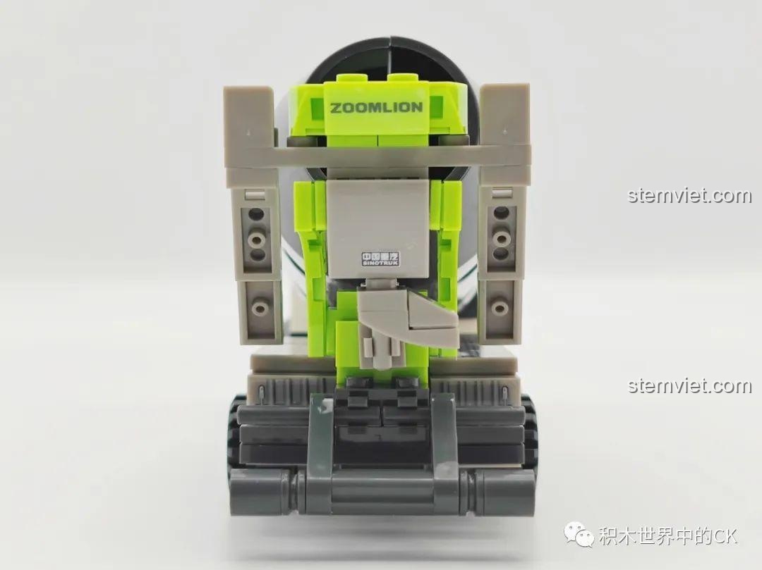 Mặt sau mô hình xe trộn bê tông SEMBO 705100 Zoomlion, thiết kế gọn gàng, thể hiện sự chắc chắn và bền bỉ của sản phẩm.