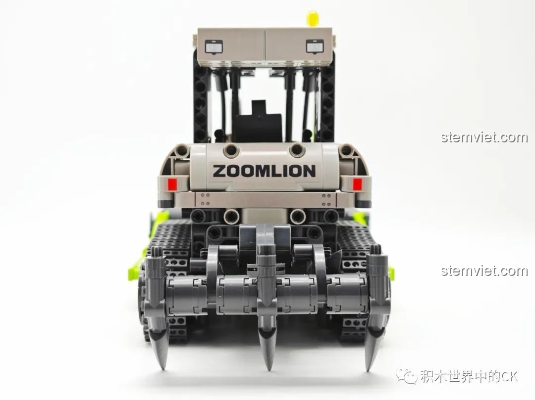Mặt sau của đồ chơi mô hình Xe ủi Zoomlion cho bé trai từ 6 tuổi, thể hiện sự vững chãi và cân đối trong thiết kế.