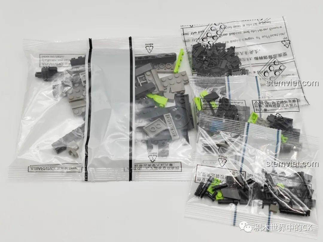 Mặt sau mô hình xe xúc đất SEMBO 705103 Zoomlion, thiết kế gọn gàng, thể hiện sự chắc chắn và bền bỉ của sản phẩm.