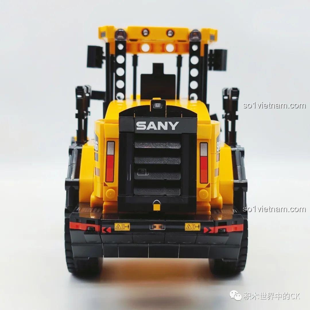 Mặt sau của mô hình xe xúc lật Sembo 712016, cho thấy chi tiết đèn hậu, cản sau và logo SANY.