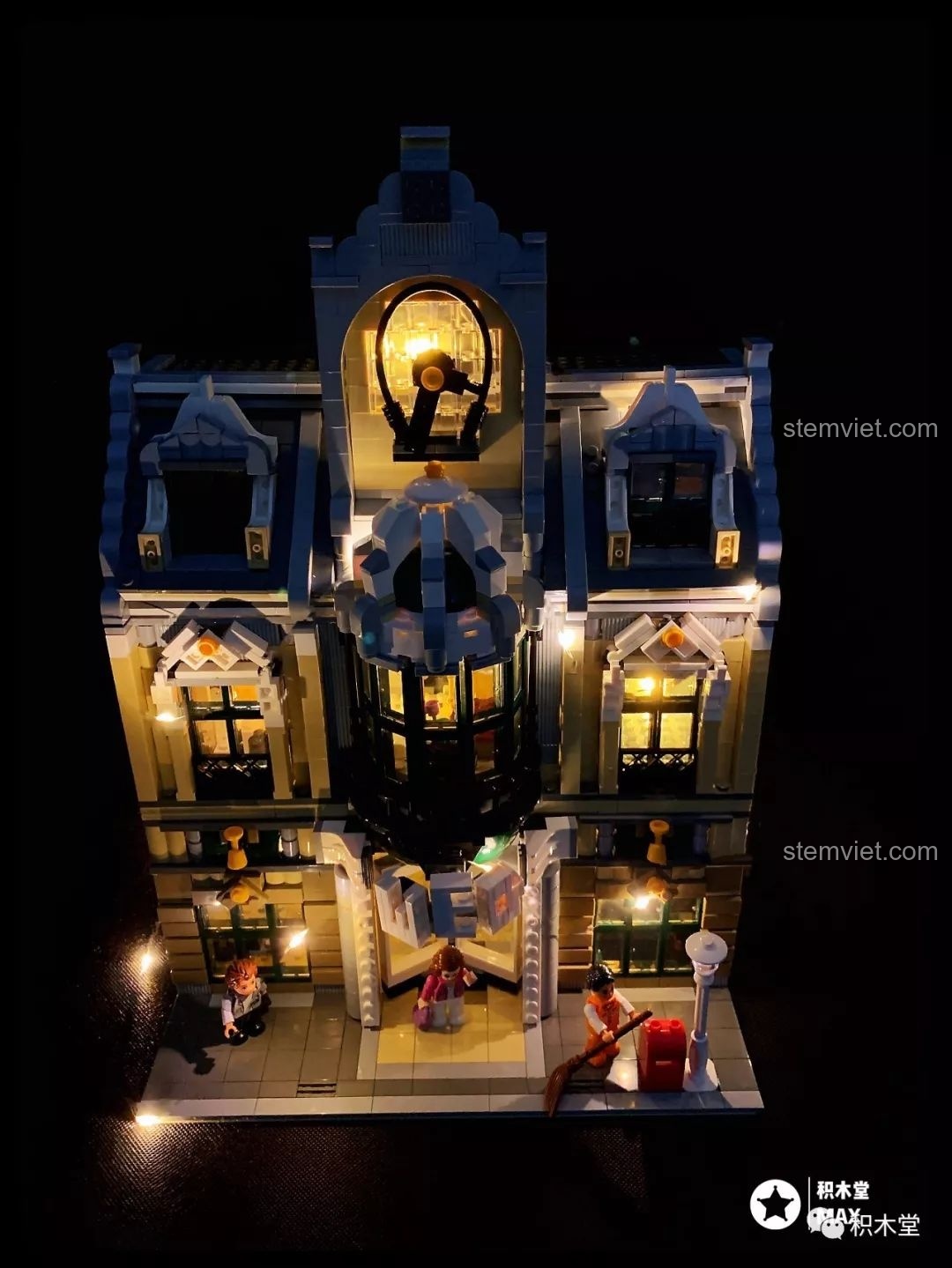 Mặt sau của mô hình bộ lắp ghép Zhe Gao QL0922 Trung tâm thương mại Châu Âu trong đêm, góc rộng và sáng hơn.