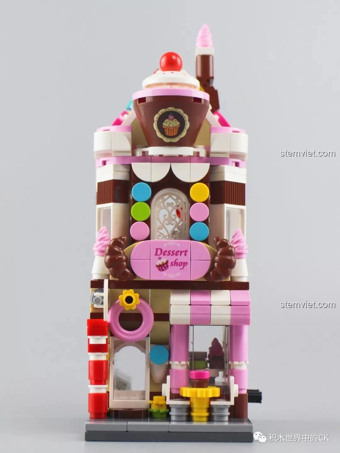 Mô hình đồ chơi lắp ráp Cửa Hàng Bánh Ngọt Góc Phố Keepplay C0101 nhìn từ phía trước, với biển hiệu 'Dessert shop' rõ nét.
