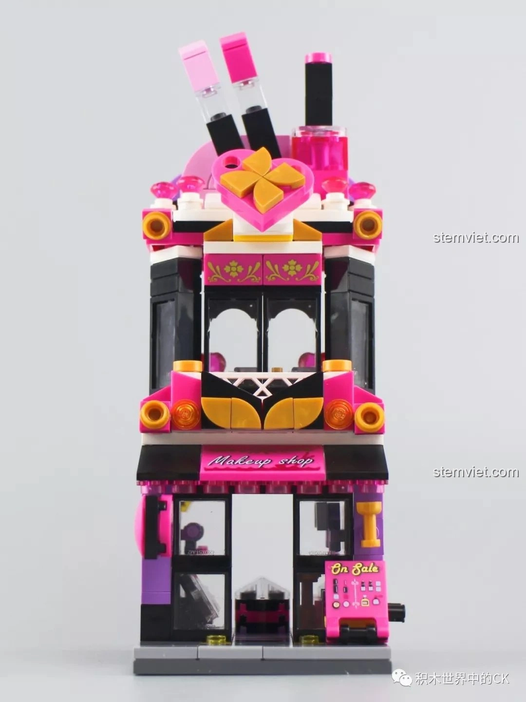 Mặt tiền của mô hình Cửa Hàng Mỹ Phẩm Keepplay C0103, với biển hiệu 'Makeup shop' và bảng 'On Sale'.