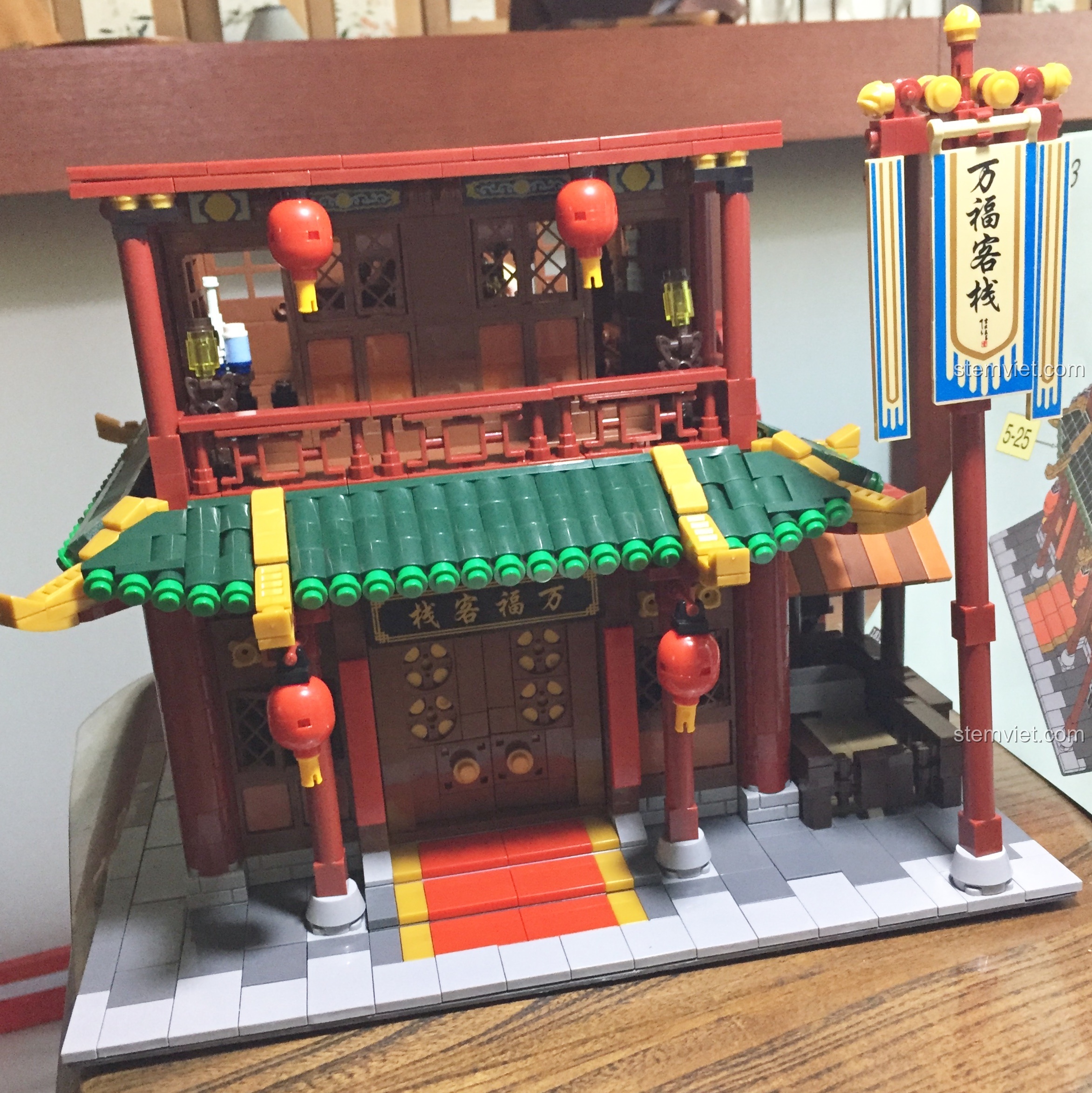 Mặt tiền của Vạn Phúc Khách Sạn sau khi hoàn thành hai tầng, chuẩn bị cho phần mái.