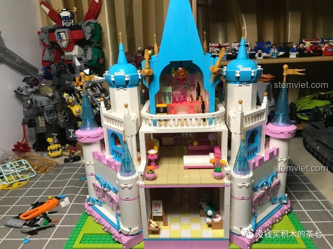 Mặt tiền của Lâu Đài Công Chúa Ánh Sáng trước khi lắp các chi tiết trang trí cuối cùng.